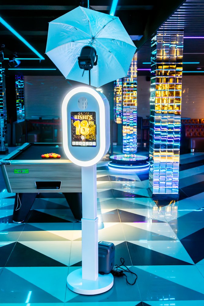 8K Selfie Booth Pro with ring light at an event